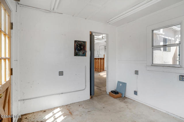 2327 Royal Avenue, Simi Valley CA: https://media.crmls.org/mediaz/85b6b92e-793e-4c45-88cd-94974d34ffb8.jpg
