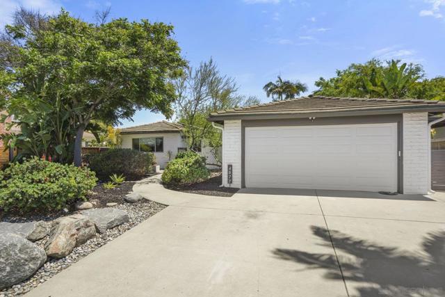 4877 Lorraine Dr, San Diego CA: https://media.crmls.org/mediaz/85b6dfdc-489b-4360-98a7-3669f62041d9.jpg