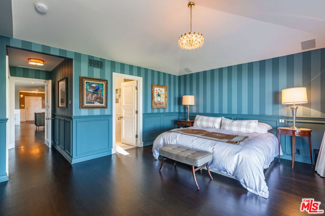 1612 Gilcrest Drive, Beverly Hills CA: https://media.crmls.org/mediaz/85b778ca-baa5-413d-8ca9-838689a5996a.jpg