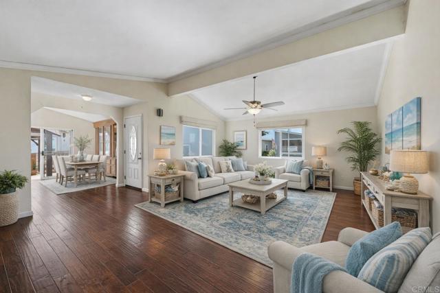 Detail Gallery Image 4 of 40 For 647 via Costa Rica, Vista,  CA 92081 - 3 Beds | 2 Baths