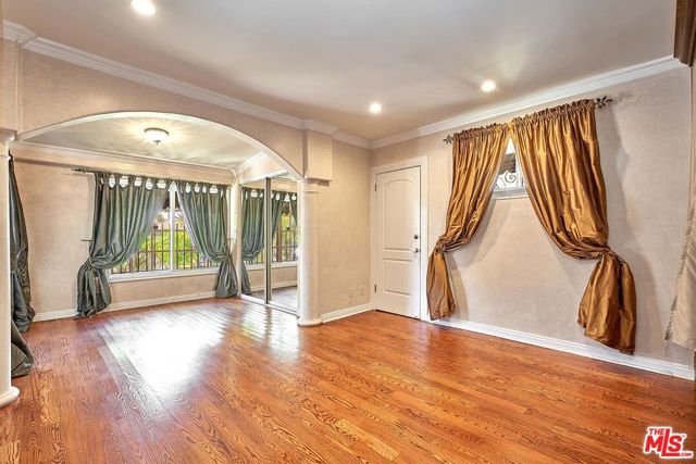 424 N Arden Boulevard, Los Angeles CA: https://media.crmls.org/mediaz/85b8ed42-224f-4f9e-9c6f-467004ca5873.jpg