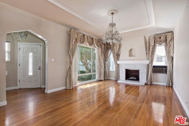 217 S Le Doux Road, Beverly Hills CA: https://media.crmls.org/mediaz/85b9e99b-caf8-40d7-a545-b795fd51b04b.jpg