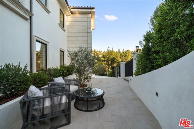 4351 Vanalden Avenue, Tarzana CA: https://media.crmls.org/mediaz/85ba390f-cf88-4be6-bf80-bc56a228da69.jpg
