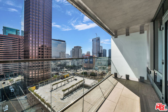 877 Francisco Street, Los Angeles CA: https://media.crmls.org/mediaz/85bb9a34-1c5a-4418-b334-cac58284d2cc.jpg