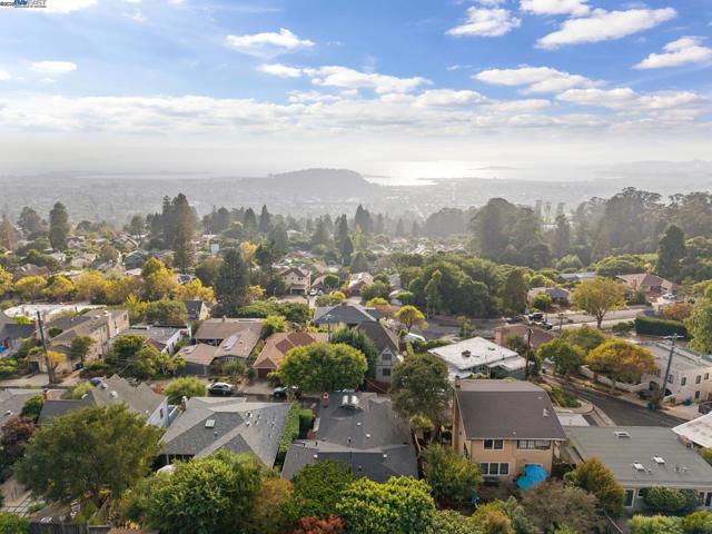 201 Amherst Ave, Kensington CA: https://media.crmls.org/mediaz/85bcfded-727a-4d50-b09f-13e13de3cb3e.jpg