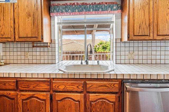 4095 Robin Ln, Castro Valley CA: https://media.crmls.org/mediaz/85bd3ae2-eff2-43df-9d8d-f5d02acfdedd.jpg