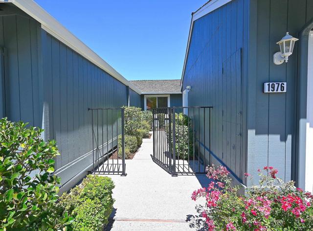 1976 Saint George Rd, Danville CA: https://media.crmls.org/mediaz/85bd5658-2bc6-421d-b0e2-2d53af369c7f.jpg