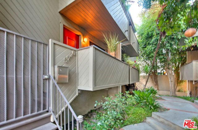 5920 Chula Vista Way, Los Angeles CA: https://media.crmls.org/mediaz/85bdf2ab-4958-462e-8db2-013a86d4c5cb.jpg