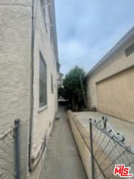 3757 Los Feliz Boulevard, Los Angeles CA: https://media.crmls.org/mediaz/85be94b7-a3b5-4a97-a698-d18e2e1e608c.jpg