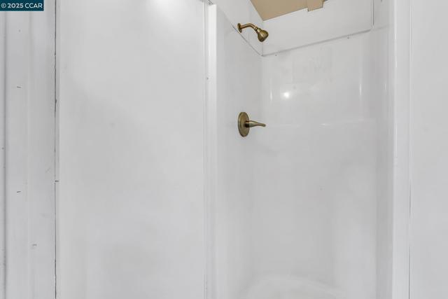 2150 35Th Ave, Oakland CA: https://media.crmls.org/mediaz/85bebc82-8868-4336-9977-4ab4ac36e8d3.jpg