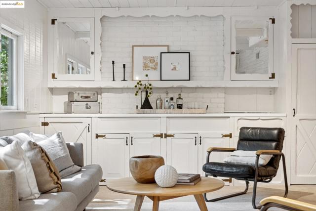 2429 Scout Rd, Oakland CA: https://media.crmls.org/mediaz/85bf5406-c5a2-4863-b3b4-7086272eb18c.jpg