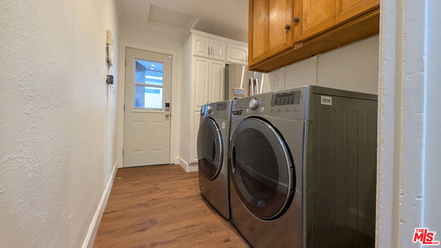 4925 W 20th Street, Los Angeles CA: https://media.crmls.org/mediaz/85c10943-bad9-447e-b353-f2b08052c2d7.jpg