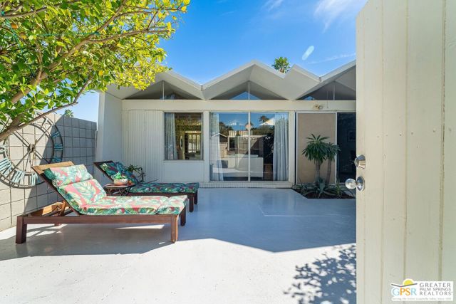 1772 S Araby Drive, Palm Springs CA: https://media.crmls.org/mediaz/85c14803-07ab-411e-ae79-aef124518264.jpg