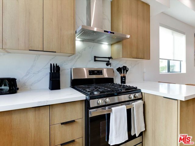 2815 1/2 S Redondo Boulevard, Los Angeles CA: https://media.crmls.org/mediaz/85c2bdb1-e24d-48de-bc4f-8156133674ae.jpg
