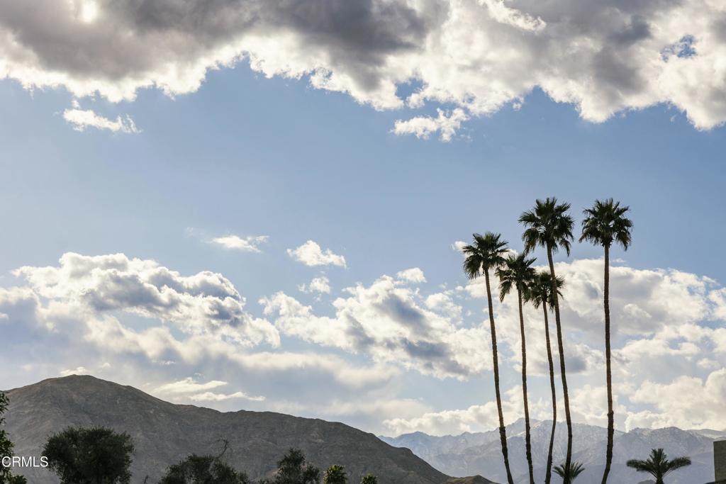 https://media.crmls.org/mediaz/85c30918-6945-4b24-a232-060ba4193e36.jpg?preset=X-Large