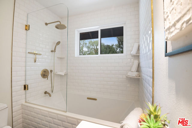 12558 El Merrie Del Drive, Sylmar CA: https://media.crmls.org/mediaz/85c3ecdb-8d17-4417-8691-d0db5bbeca62.jpg