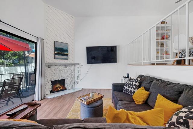 Detail Gallery Image 5 of 23 For 14293 Foothill Blvd #19,  Sylmar,  CA 91342 - 2 Beds | 2/1 Baths