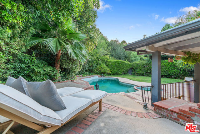4835 Corbin Avenue, Tarzana CA: https://media.crmls.org/mediaz/85c4f02c-c3e7-4ea3-9736-2bdbff5d2f39.jpg