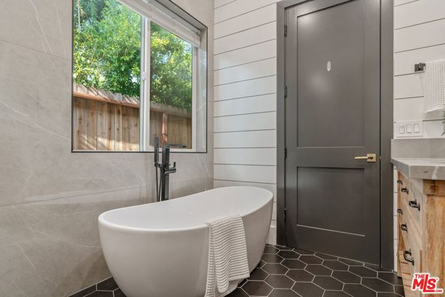 5522 Buffalo Avenue, Sherman Oaks CA: https://media.crmls.org/mediaz/85c5d930-76cc-4505-9572-53a4c99dc832.jpg