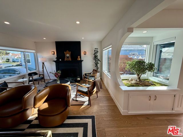 3625 Somerset Drive, Los Angeles CA: https://media.crmls.org/mediaz/85c5e27f-f2a7-4f31-b96c-e641f18dac0e.jpg