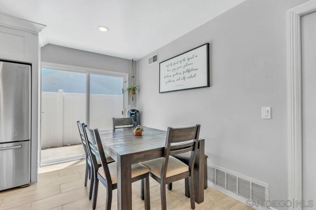 13533 Mora Cir, Poway CA: https://media.crmls.org/mediaz/85c8440e-0080-41d3-939f-00da0d258a02.jpg