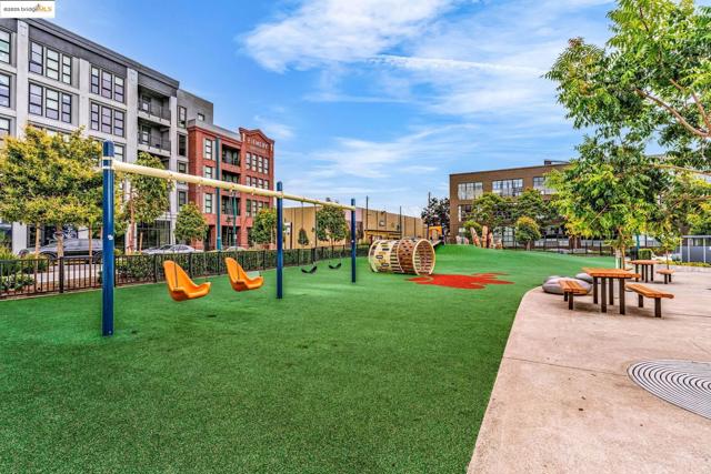 1500 Park Ave, Emeryville CA: https://media.crmls.org/mediaz/85c8de43-c51f-46f1-adec-6eed28d6bbe5.jpg