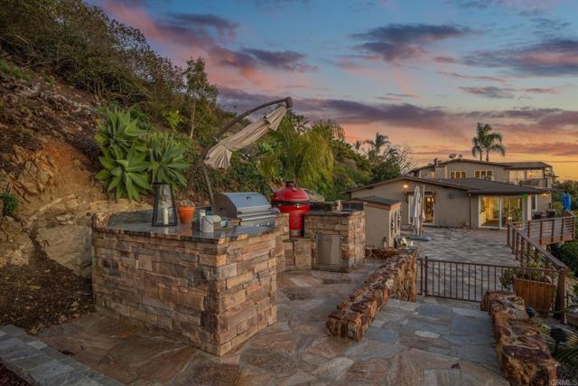 3698 Camino De Las Lomas, Vista CA: https://media.crmls.org/mediaz/85c9bd5c-859f-4094-8bab-102e178f4ae2.jpg
