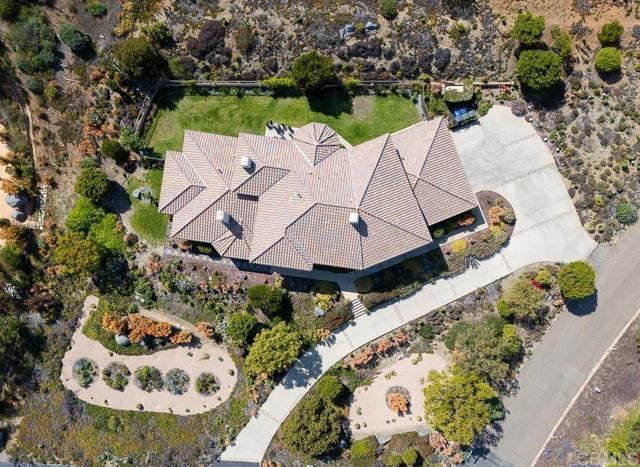 9698 Welk View Drive, Escondido CA: https://media.crmls.org/mediaz/85c9e5bf-ab0f-421a-872e-4bf06ea77c68.jpg
