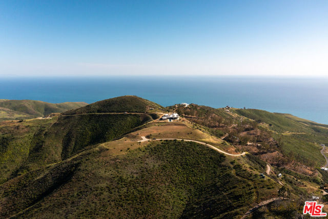 9522 Cotharin Road, Malibu CA: https://media.crmls.org/mediaz/85cb8064-47a7-4e16-b240-972d97c32bb7.jpg