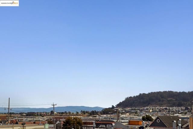 1537 Revere AVE, San Francisco CA: https://media.crmls.org/mediaz/85ce43fe-afce-47b1-beb0-3f3b03f19f40.jpg