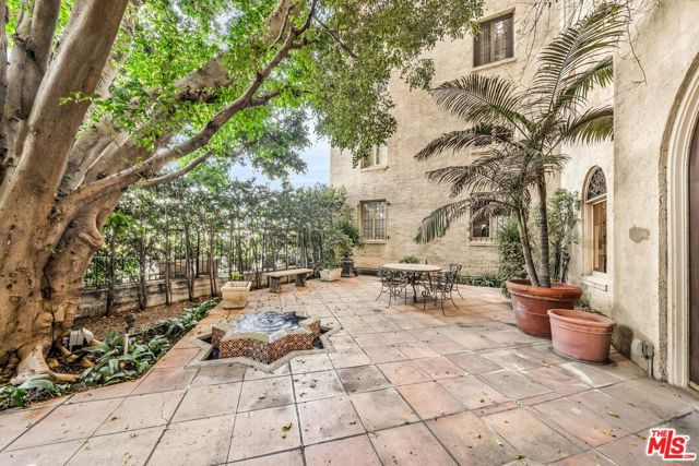 109 N SYCAMORE Avenue, Los Angeles CA: https://media.crmls.org/mediaz/85ce89f1-8bbe-4151-bb01-213c5f22210f.jpg