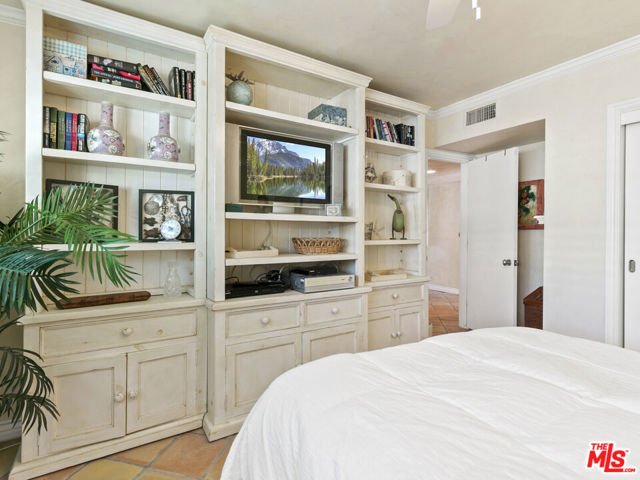 22626 Pacific Coast Highway, Malibu CA: https://media.crmls.org/mediaz/85d063a3-7eee-4469-a39f-37d16a9fec9c.jpg