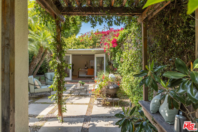 7361 Oakwood Avenue, Los Angeles CA: https://media.crmls.org/mediaz/85d13469-f0fa-450b-9f89-d275681a5973.jpg