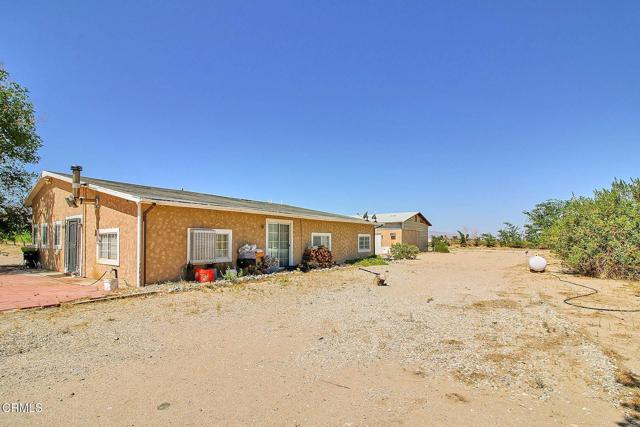 10424 Santa Fe Fire Road, Lucerne Valley CA: https://media.crmls.org/mediaz/85d3c81e-447a-4631-a175-843fd1069356.jpg