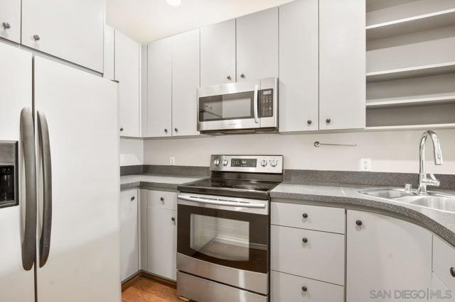 2402 Altisma Way, Carlsbad CA: https://media.crmls.org/mediaz/85d50549-7ff1-497d-86e9-34a436eaf762.jpg