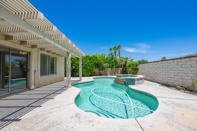44950 Calle Santa Barbara, La Quinta CA: https://media.crmls.org/mediaz/85d59722-706d-4b2f-ad97-524f6736f73b.jpg
