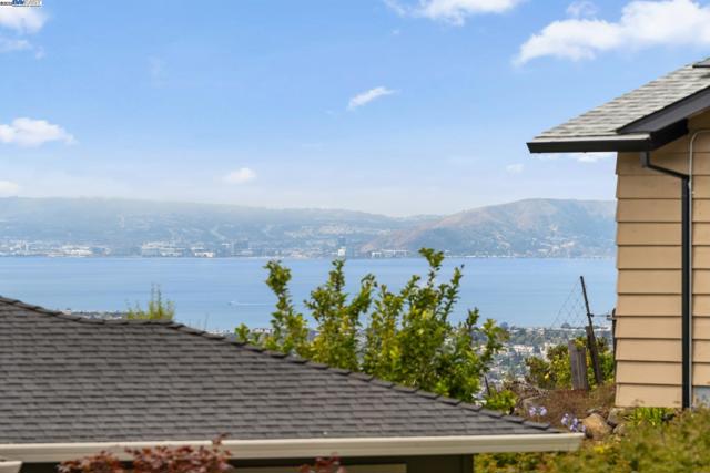 598 CRESTMONT DRIVE, Oakland CA: https://media.crmls.org/mediaz/85d69837-9369-42b3-a269-be13177afecb.jpg