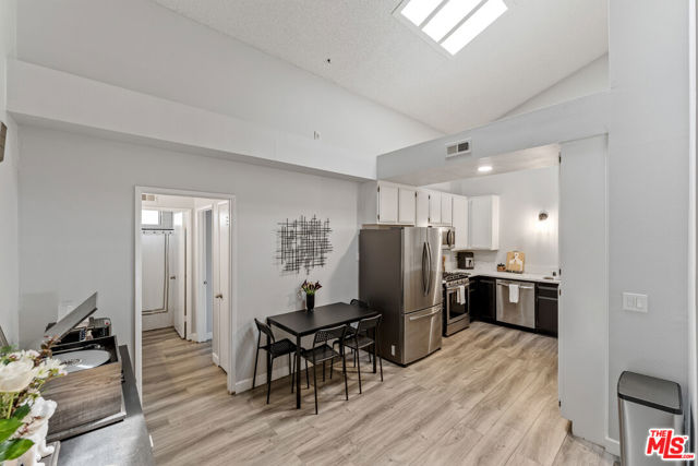 586 Rosewood Avenue, Camarillo CA: https://media.crmls.org/mediaz/85d6f996-7d97-48ba-b5b2-92ea86f49d8e.jpg