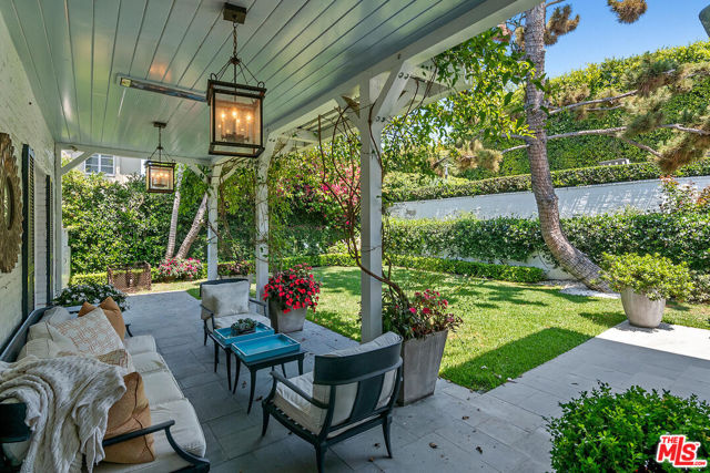 10428 Wyton Drive, Los Angeles CA: https://media.crmls.org/mediaz/85d70571-9d62-439e-a787-df00898d4ec0.jpg