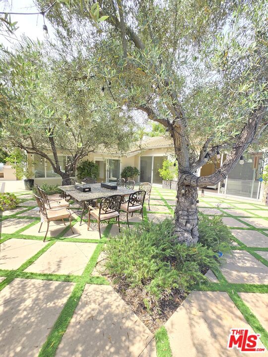 16544 Park Lane Circle, Los Angeles CA: https://media.crmls.org/mediaz/85d7254a-bc13-4214-93ab-5fc5cde14f66.jpg