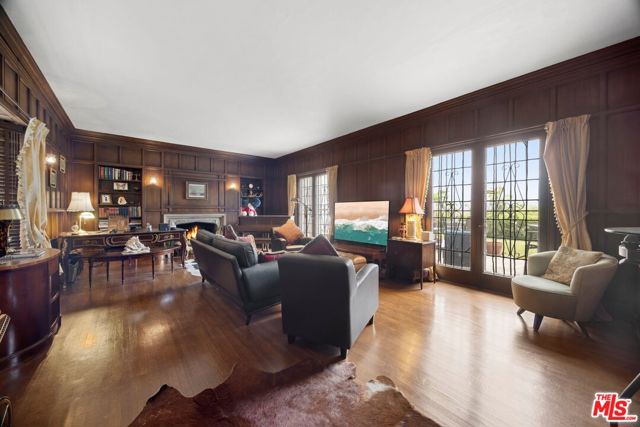 3806 Carnavon Way, Los Angeles CA: https://media.crmls.org/mediaz/85d74a3e-b9ec-4cea-beb3-963562166ecd.jpg