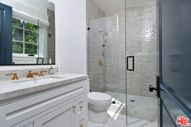 416 21st Place, Santa Monica CA: https://media.crmls.org/mediaz/85d7a14e-bd2b-45ce-8f96-f7ca9637465e.jpg