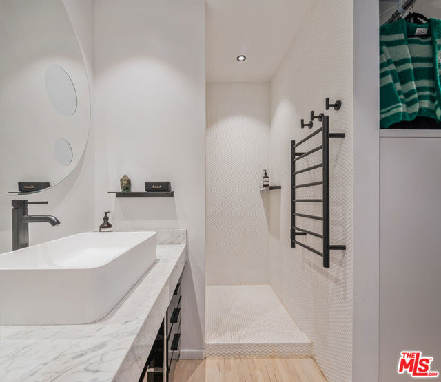 814 Angelus Place, Venice CA: https://media.crmls.org/mediaz/85d8c36a-304c-4844-bf76-7c654a5fe713.jpg