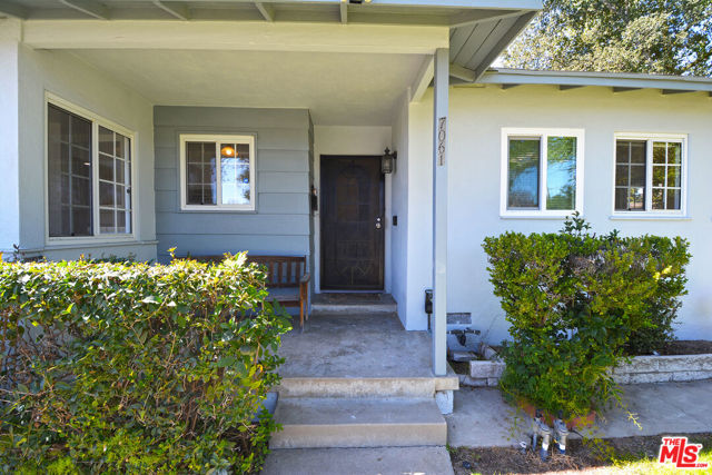 7061 Louise Avenue, Van Nuys CA: https://media.crmls.org/mediaz/85dab14a-ce23-4041-916e-e9e1b4fdc0b0.jpg