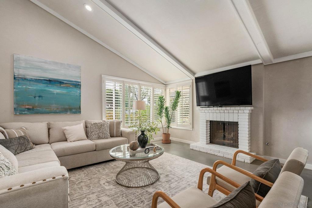 3213 Avenida Hacienda