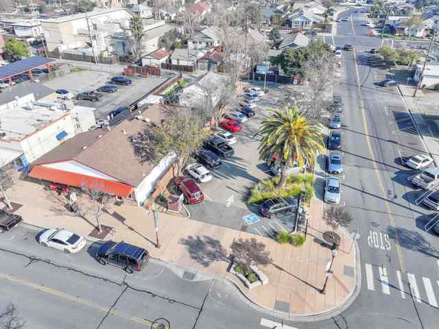 561 1St St, Brentwood CA: https://media.crmls.org/mediaz/85dc5d2f-430e-424c-83ff-4d80071e2c03.jpg