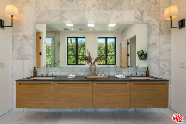 636 N Kilkea Drive, Los Angeles CA: https://media.crmls.org/mediaz/85dcb72a-1fe2-4a89-bb59-05a43025ade5.jpg