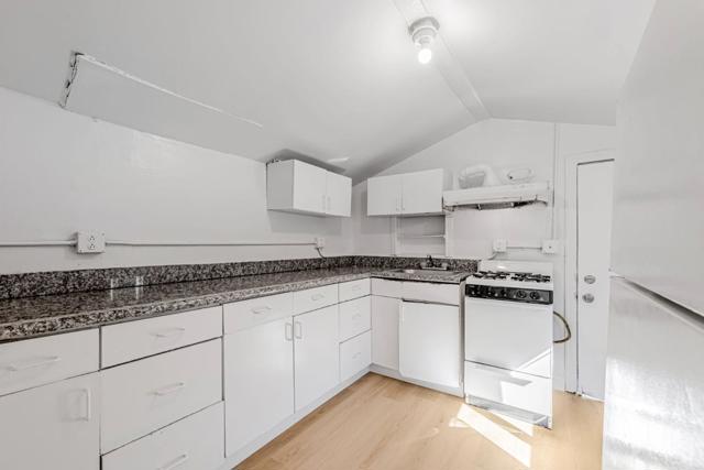 714 Tilton Avenue, San Mateo CA: https://media.crmls.org/mediaz/85dcdab7-cbf5-47c3-bfc2-3bde490027fa.jpg