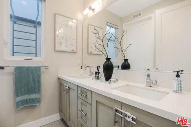 5929 Coral Place, Playa Vista CA: https://media.crmls.org/mediaz/85dd11ce-1216-4a79-8b7c-0a73b1328ae3.jpg