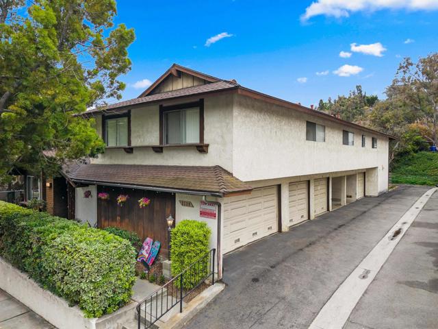 2139 Via Esmarca, Oceanside CA: https://media.crmls.org/mediaz/85dd7ee2-adf0-4918-9928-a4b393fea33a.jpg